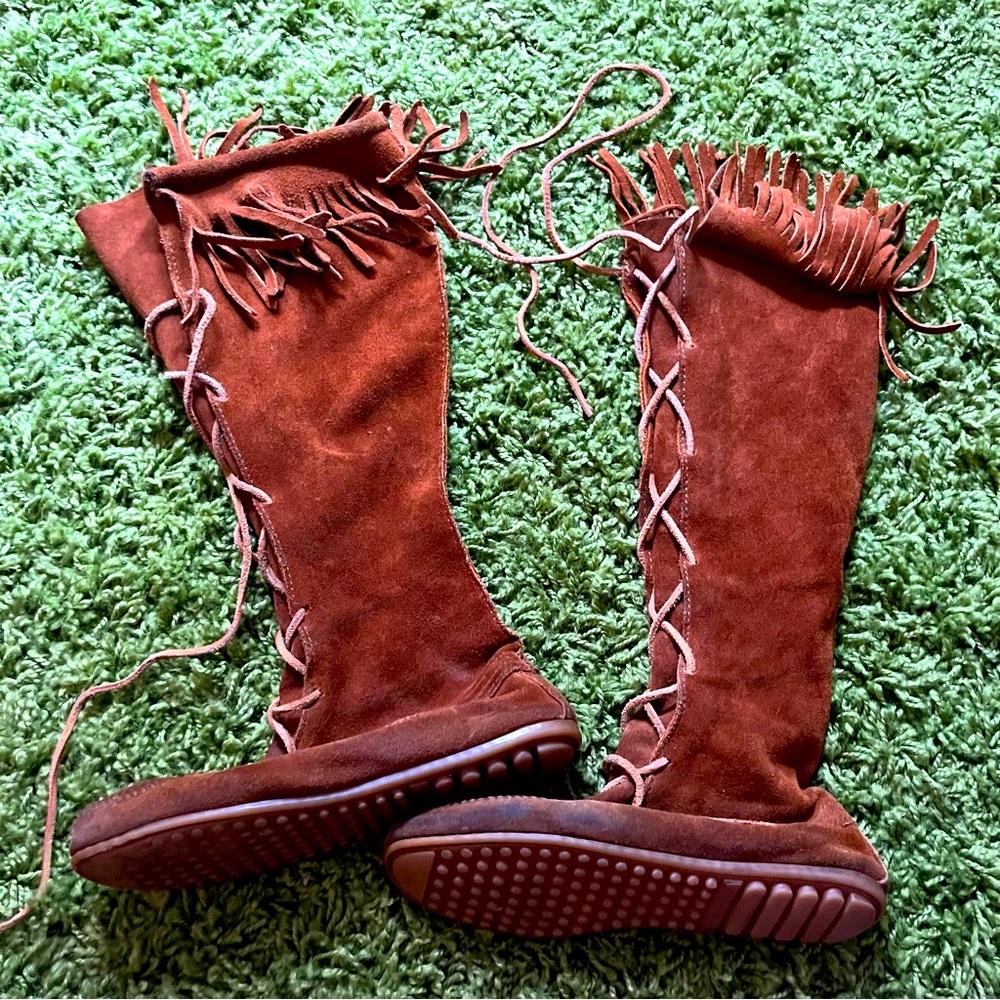 Gently worn size 8 Minnetonka boots.
